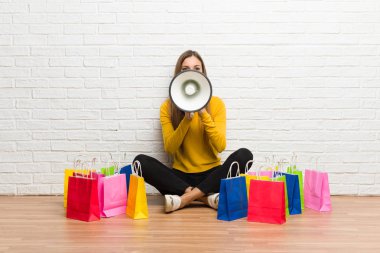 Bir şey duyurmaktan poşetler bir megafon ile bağırarak sürü genç kızla