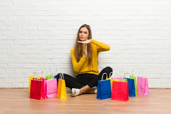 Jeune Fille Avec Beaucoup Sacs Provisions Faisant Geste Arrêt Avec — Photo