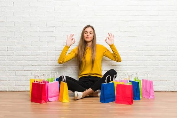 Jeune Fille Avec Beaucoup Sacs Provisions Pose Zen — Photo