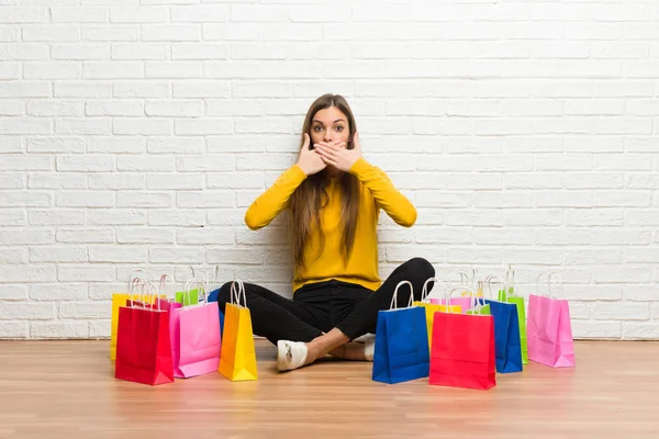 Jeune Fille Avec Beaucoup Sacs Provisions Couvrant Bouche Avec Les — Photo