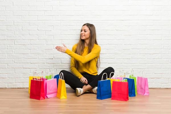 Jeune Fille Avec Beaucoup Sacs Provisions Poignée Main Après Une — Photo