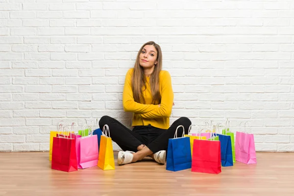 Jeune Fille Avec Beaucoup Sacs Provisions Faire Des Doutes Geste — Photo