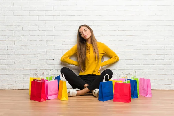 Chica Joven Con Montón Bolsas Compras Que Sufren Dolor Espalda — Foto de Stock