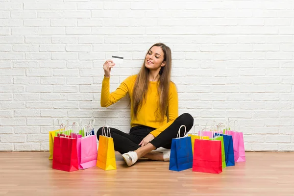 Ung Flicka Med Massa Påsar Hålla Ett Kreditkort Och Tänkande — Stockfoto