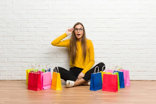 ショッピング バッグ メガネと驚きの多くを持つ少女 — ストック写真