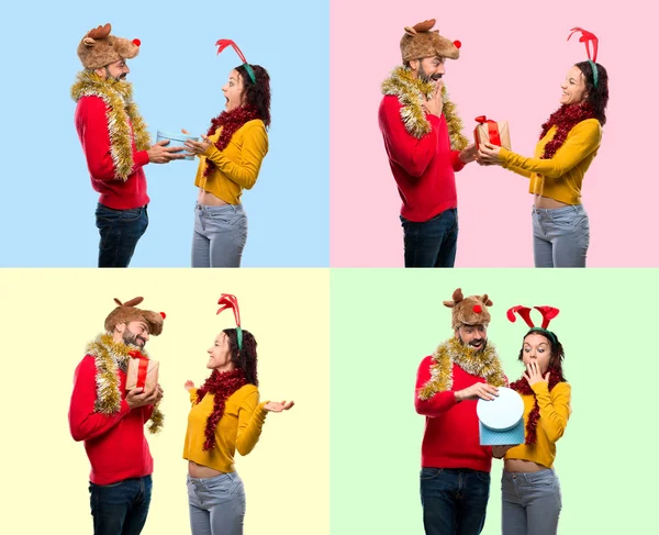 Conjunto Casal Vestido Para Feriados Natal Segurando Presente Fundo Colorido — Fotografia de Stock