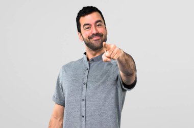 Sen, yakışıklı adam puan parmak gri arka plan üzerinde