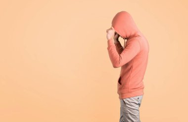 Erkekte koyu sarı arka plan üzerinde pembe bir kazak