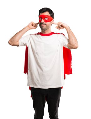 Süper kahraman maske ve kırmızı pelerin elle izole beyaz zemin üzerine her iki kulak kapsayan adamla