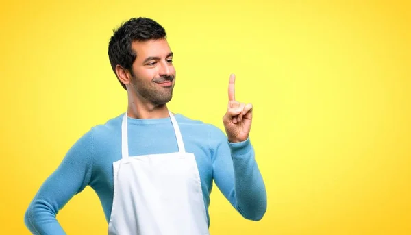 Uomo Che Indossa Grembiule Mostrando Alzando Dito Segno Del Meglio — Foto Stock