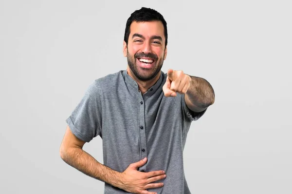 Knappe Man Aan Wijzen Met Vinger Naar Iemand Veel Lachen — Stockfoto