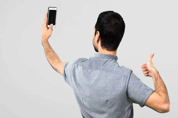 Schöner Mann Mit Handy Macht Ein Selfie Auf Grauem Hintergrund — Stockfoto