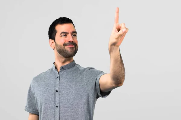 Hombre Guapo Tocando Pantalla Transparente Sobre Fondo Gris — Foto de Stock