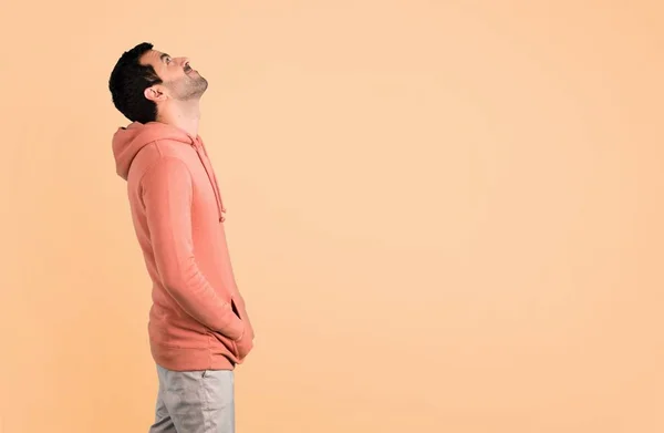 Hombre Con Una Sudadera Rosa Pie Mirando Hacia Arriba Sobre —  Fotos de Stock