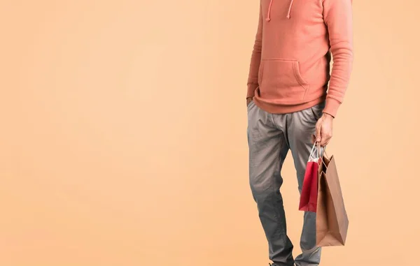 Człowiek Różowa Bluza Trzyma Sporo Torby Zakupy Podczas Spaceru Tle — Zdjęcie stockowe