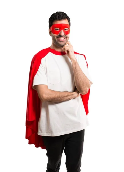 スーパー ヒーロー マスクと赤マントは分離の白い背景の上の甘い表情で笑みを浮かべて男 — ストック写真