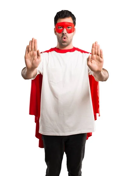 Супергерой Маске Красной Накидке Делает Жест Остановки Рукой Разочароваться Мнении — стоковое фото