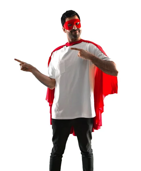 Hombre Superhéroe Con Máscara Capa Roja Apuntando Hacia Lateral Sobre —  Fotos de Stock