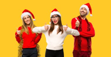 Jest Yaşasın vererek ve başarı sarı arka plan üzerinde olmuştur çünkü gülümseyen Noel tatili için bir grup insanlar sarışın kadın giyinmiş