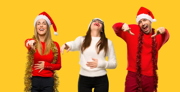 Группа Людей Блондинка Одевается Рождественские Праздники Показывая Пальцем Кого Смеясь — стоковое фото
