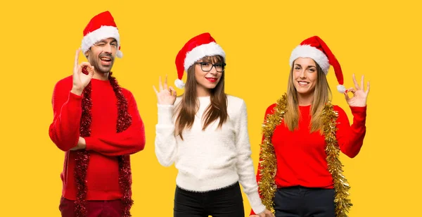 Grupo Pessoas Mulher Loira Vestida Para Feriados Natal Mostrando Sinal — Fotografia de Stock