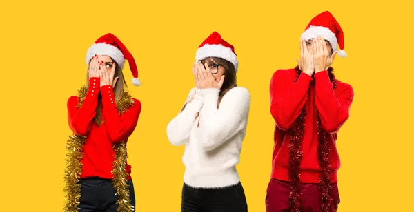 Grupo Personas Mujer Rubia Vestida Para Las Vacaciones Navidad Cubriendo —  Fotos de Stock