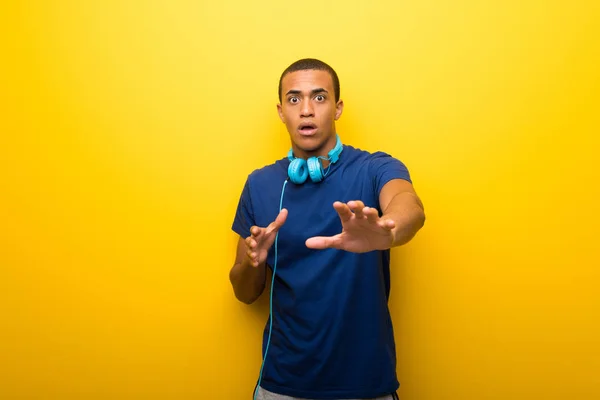 Američan Afričana Muž Modré Tričko Žlutém Podkladu Trochu Nervózní Vystrašený — Stock fotografie