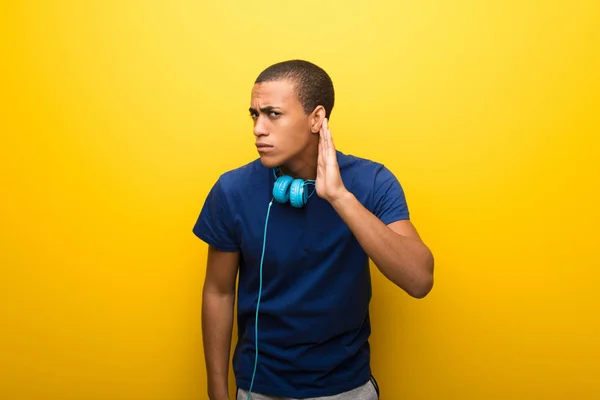 Afro Américain Avec Shirt Bleu Sur Fond Jaune Écoutant Quelque — Photo