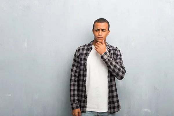 Fiatal Afroamerikai Férfi Kockás Ing Néz Kezével Álla — Stock Fotó