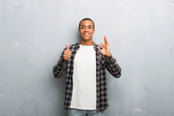 Jovem Afro Americano Com Camisa Xadrez Mostrando Sinal Com Dando — Fotografia de Stock