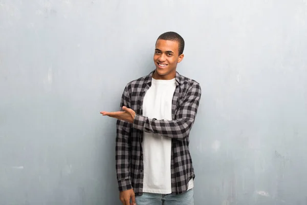 Giovane Uomo Afroamericano Con Camicia Scacchi Che Presenta Idea Mentre — Foto Stock