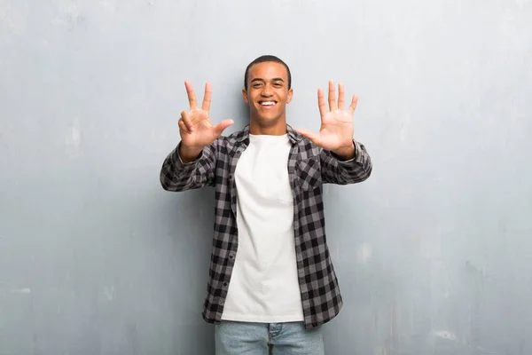 Jovem Afro Americano Com Camisa Quadriculada Contando Oito Com Dedos — Fotografia de Stock