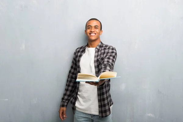 Junger Afrikanisch Amerikanischer Mann Mit Kariertem Hemd Hält Ein Buch — Stockfoto