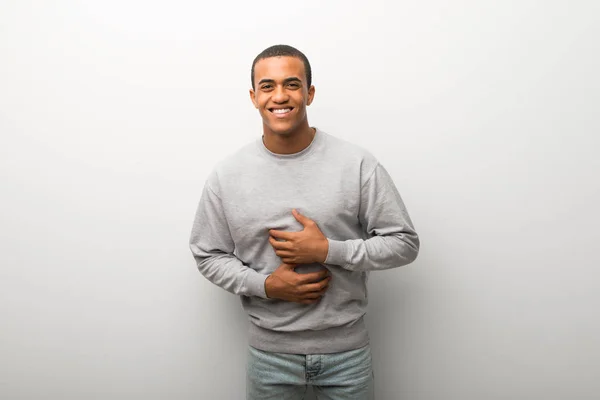 Afrikanisch Amerikanischer Mann Auf Weißem Wandhintergrund Der Lächelnd Die Arme — Stockfoto