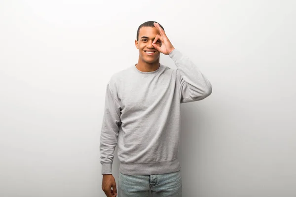 Afroamericano Uomo Bianco Muro Sfondo Rende Divertente Pazzo Faccia Emozione — Foto Stock