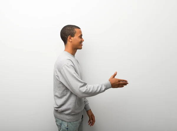 Afrika Kökenli Amerikalı Adam Beyaz Duvar Arka Plan Sıkışma Sonra — Stok fotoğraf