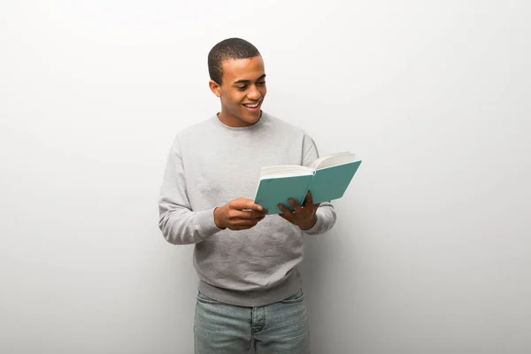 Hombre Afroamericano Sobre Fondo Blanco Pared Sosteniendo Libro Disfrutando Leyendo — Foto de Stock