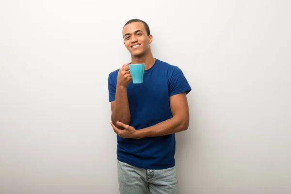 Unga Afroamerikanska Mannen Vita Väggen Håller Varm Kopp Kaffe — Stockfoto