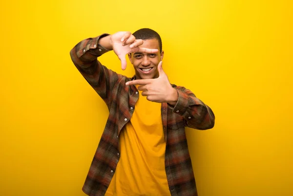 Giovane Uomo Afroamericano Vibrante Sfondo Giallo Volto Messa Fuoco Simbolo — Foto Stock