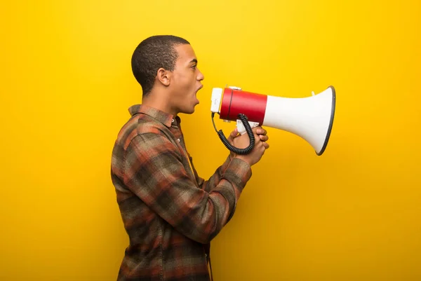 Молодий Афроамериканець Людиною Яскраві Жовтому Тлі Кричав Через Мегафон Оголосити — стокове фото
