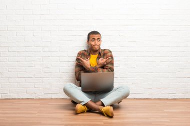 Afrika kökenli Amerikalı adam şüpheleri Laterallerin işaret onun laptop ile katta oturan