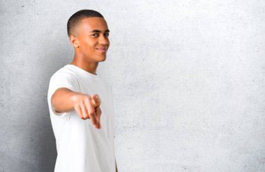 Genç Afro-Amerikan adam puan parmak size emin bir ifade ile