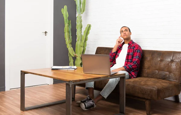 African American Man Met Laptop Woonkamer Met Ernstige Gezicht Opzoeken — Stockfoto