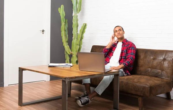 African American Man Met Laptop Woonkamer Een Idee Denken Terwijl — Stockfoto