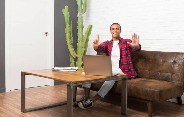 African American Man Met Laptop Woonkamer Tellen Zeven Met Vingers — Stockfoto