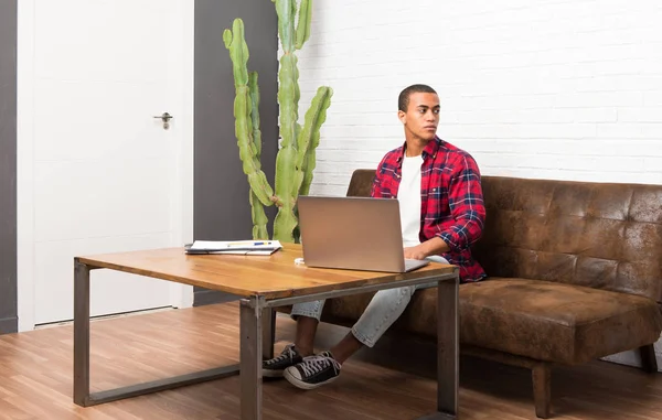 Homme Afro Américain Avec Ordinateur Portable Dans Salon Position Latérale — Photo