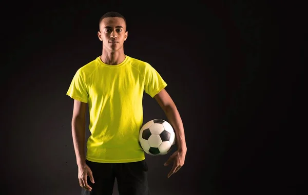 Fußballspieler Mann Mit Dunkler Hautfarbe Beim Fangen Eines Balles Mit — Stockfoto