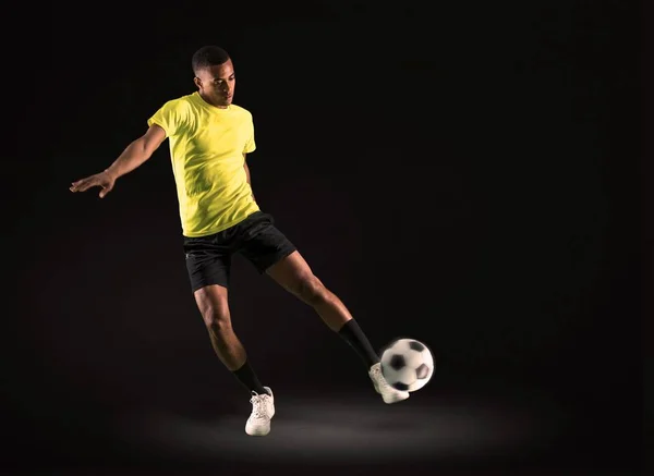 Jugador Fútbol Hombre Con Piel Oscura Jugando Patear Pelota Sobre — Foto de Stock