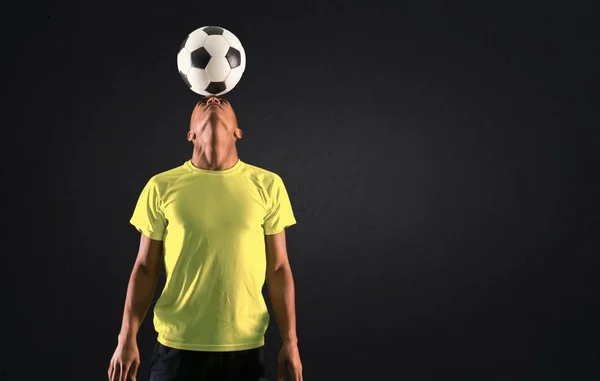 Jogador Futebol Homem Com Pele Escura Jogando Bater Cabeça Fundo — Fotografia de Stock