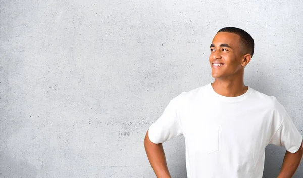 Jonge Afro Amerikaanse Man Poseren Met Armen Bij Hip Lachen — Stockfoto